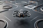 Drone compact à hélices protégées survolant un parcours d'obstacles
