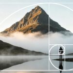 Spirale du nombre d'or superposée sur un paysage de montagne avec une silhouette au bord d'un lac